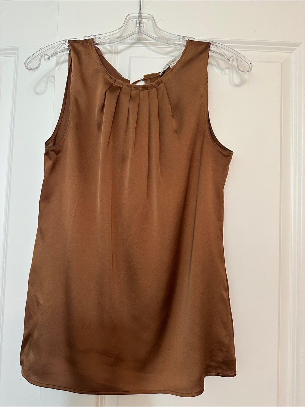 Sz XS Loft Carmel color sleeveless blouse w/pleated neckline and a satin finish.